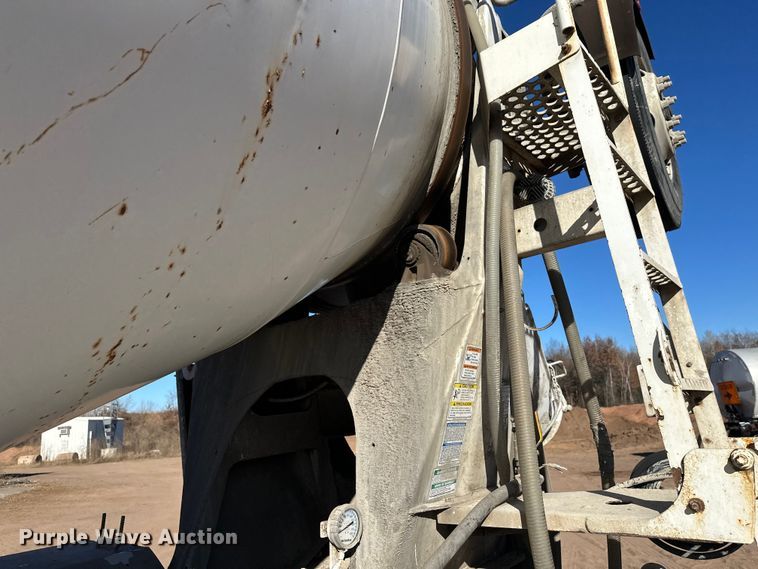 image for item DW4342 2002 International 5500i ready mix truck