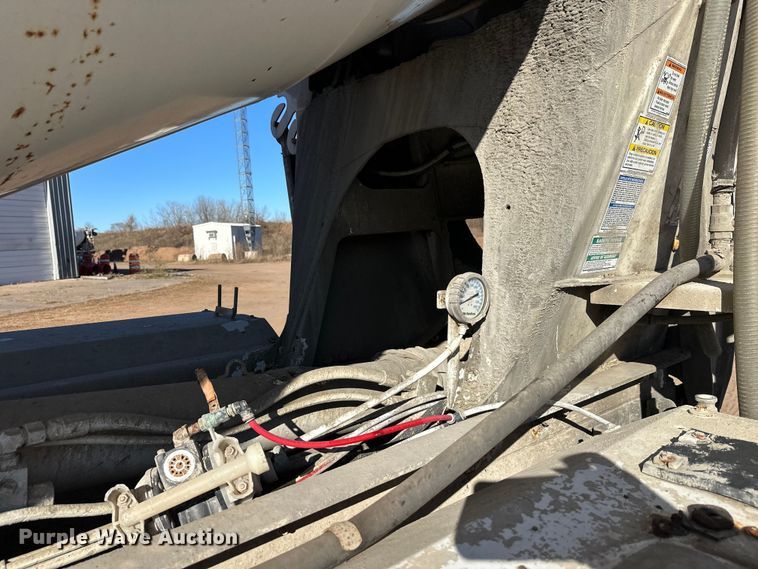 image for item DW4342 2002 International 5500i ready mix truck