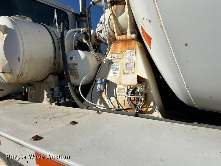 image for item DW4342 2002 International 5500i ready mix truck