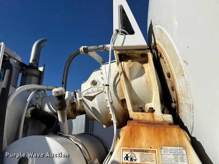 image for item DW4342 2002 International 5500i ready mix truck