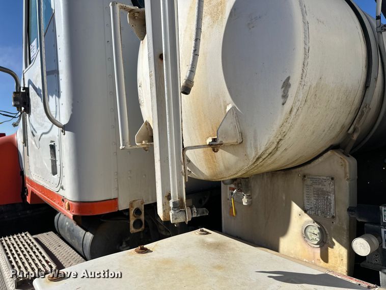 image for item DW4342 2002 International 5500i ready mix truck