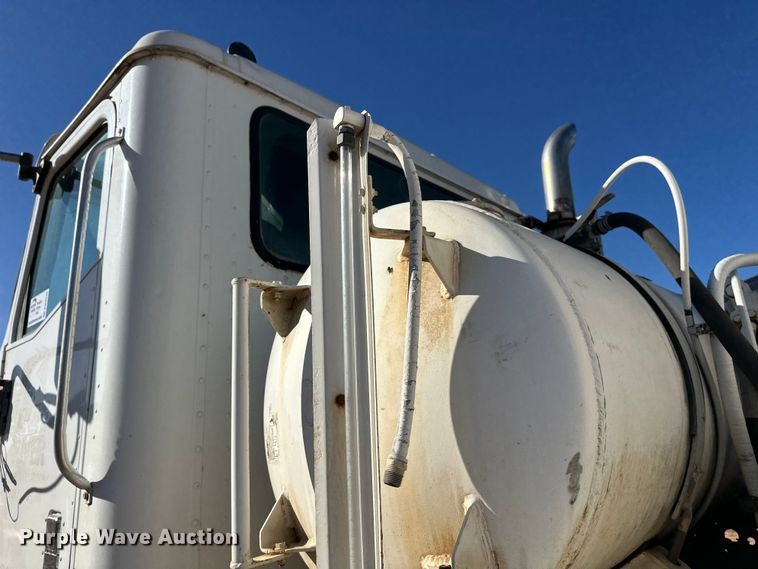 image for item DW4342 2002 International 5500i ready mix truck