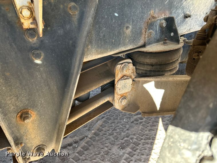 image for item DW4342 2002 International 5500i ready mix truck