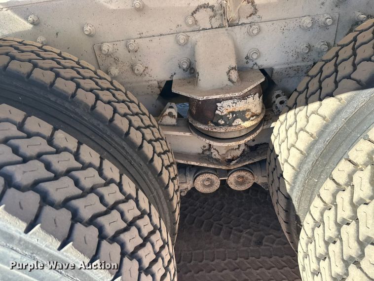 image for item DW4342 2002 International 5500i ready mix truck