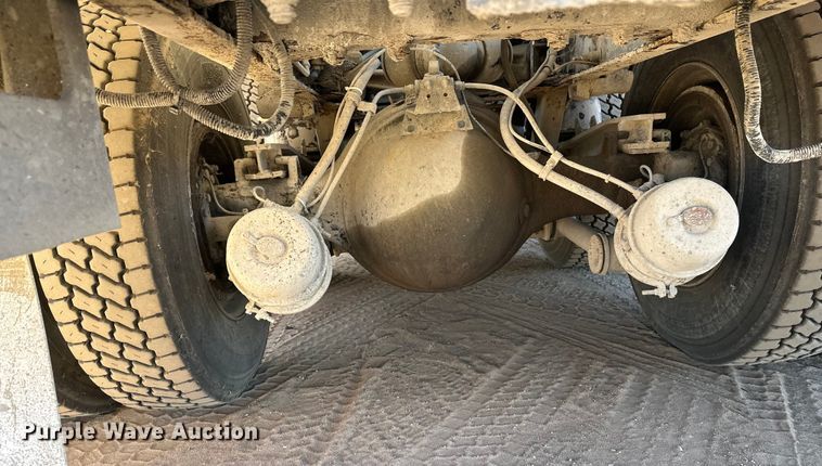 image for item DW4342 2002 International 5500i ready mix truck