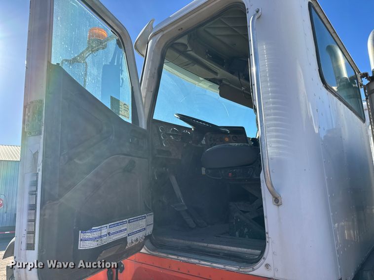 image for item DW4342 2002 International 5500i ready mix truck