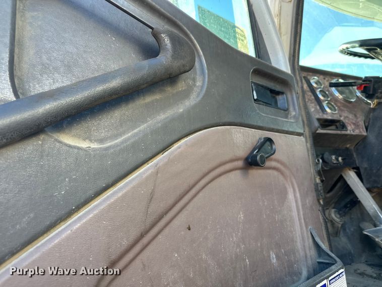 image for item DW4342 2002 International 5500i ready mix truck