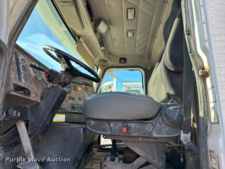 image for item DW4342 2002 International 5500i ready mix truck