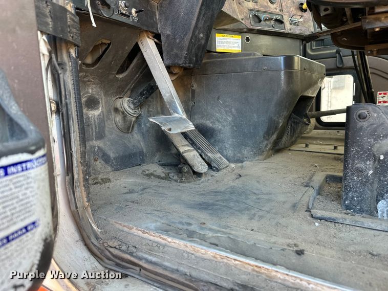 image for item DW4342 2002 International 5500i ready mix truck