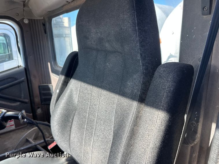 image for item DW4342 2002 International 5500i ready mix truck