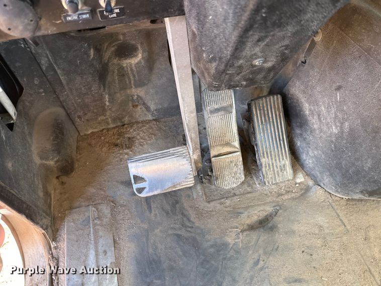 image for item DW4342 2002 International 5500i ready mix truck