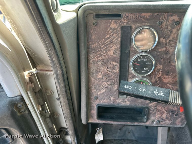 image for item DW4342 2002 International 5500i ready mix truck