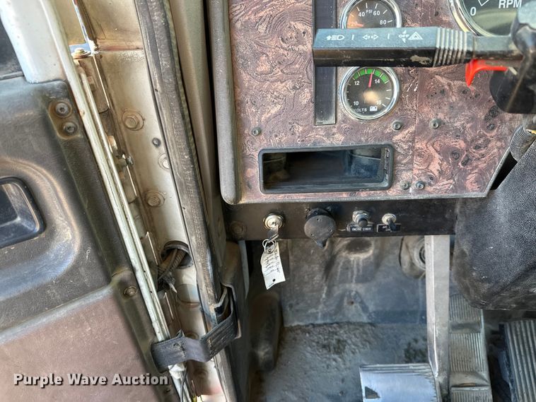 image for item DW4342 2002 International 5500i ready mix truck