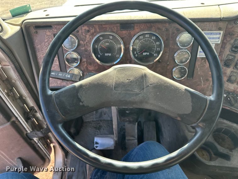 image for item DW4342 2002 International 5500i ready mix truck