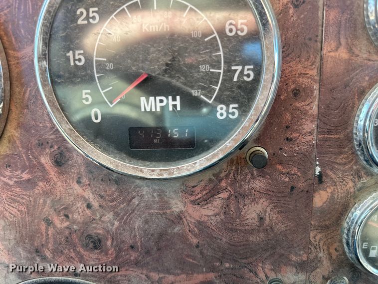 image for item DW4342 2002 International 5500i ready mix truck