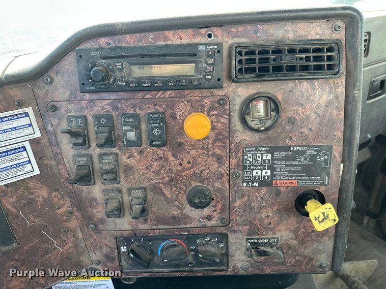 image for item DW4342 2002 International 5500i ready mix truck