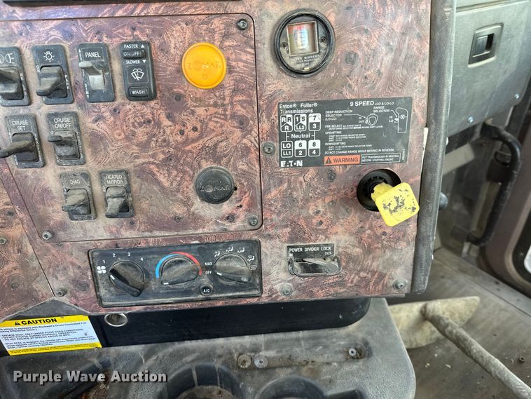 image for item DW4342 2002 International 5500i ready mix truck