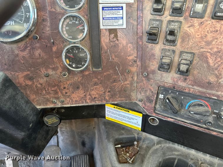 image for item DW4342 2002 International 5500i ready mix truck