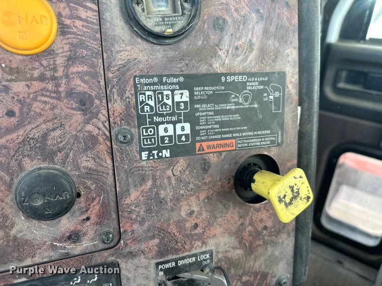 image for item DW4342 2002 International 5500i ready mix truck