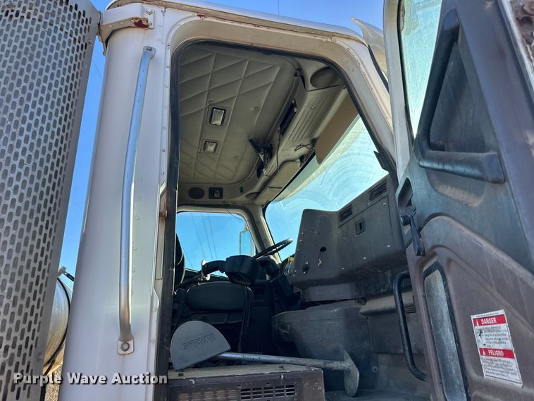 image for item DW4342 2002 International 5500i ready mix truck