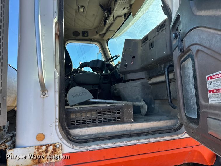 image for item DW4342 2002 International 5500i ready mix truck