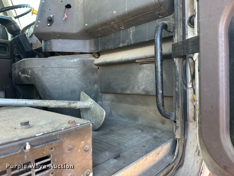 image for item DW4342 2002 International 5500i ready mix truck