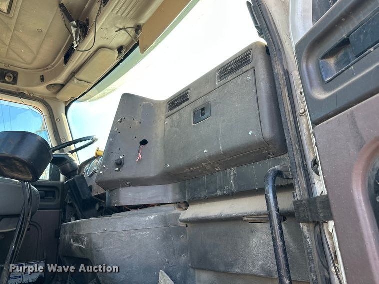 image for item DW4342 2002 International 5500i ready mix truck