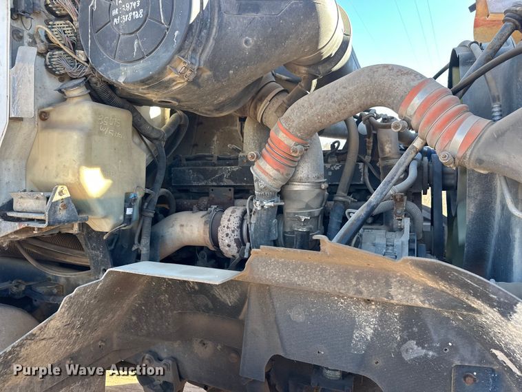 image for item DW4342 2002 International 5500i ready mix truck