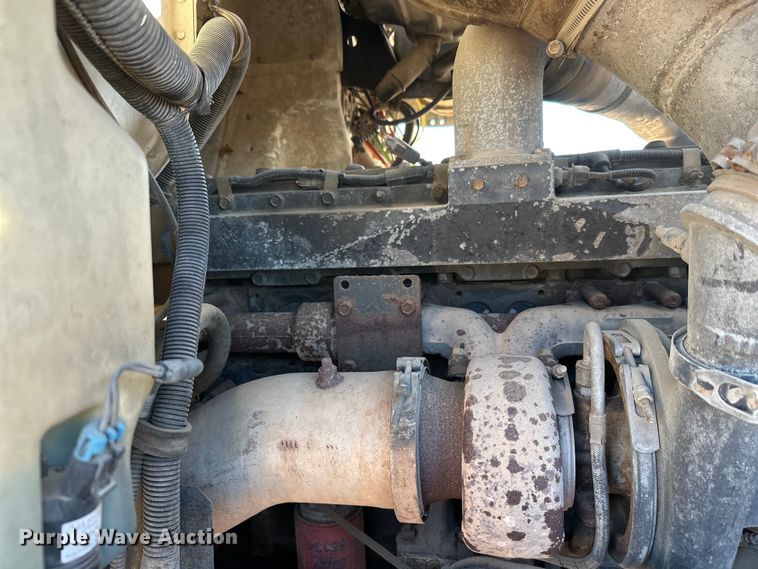 image for item DW4342 2002 International 5500i ready mix truck