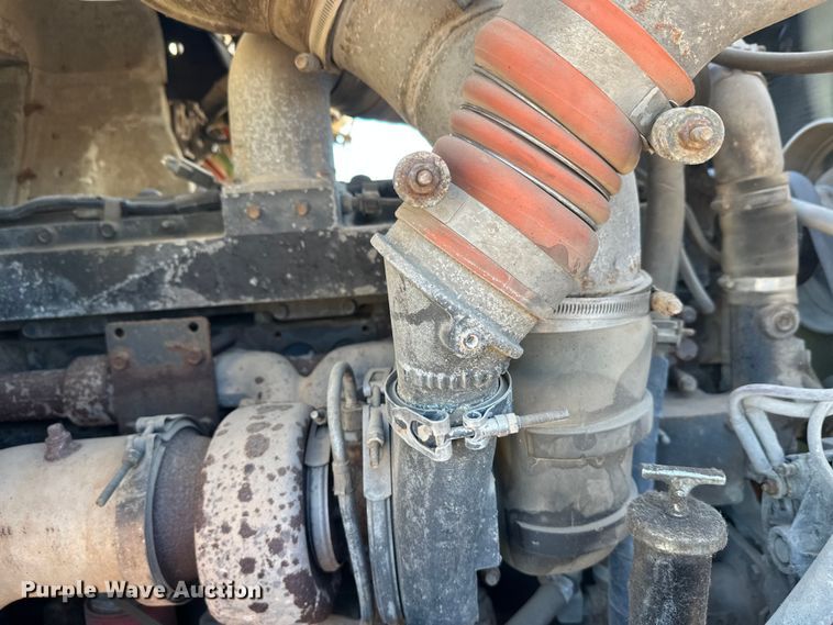 image for item DW4342 2002 International 5500i ready mix truck