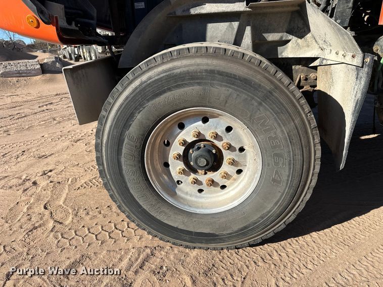 image for item DW4342 2002 International 5500i ready mix truck