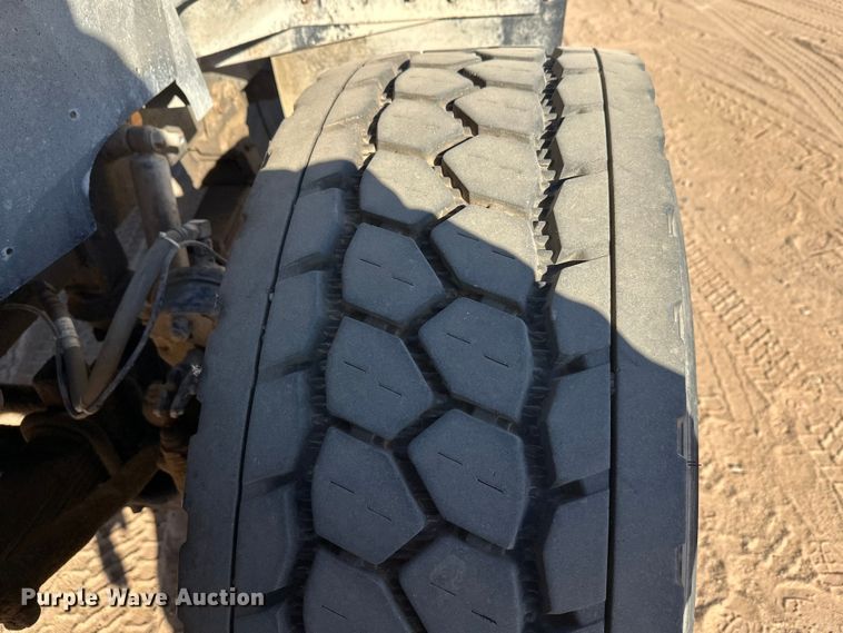 image for item DW4342 2002 International 5500i ready mix truck