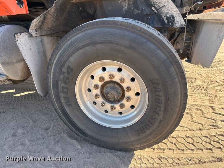 image for item DW4342 2002 International 5500i ready mix truck