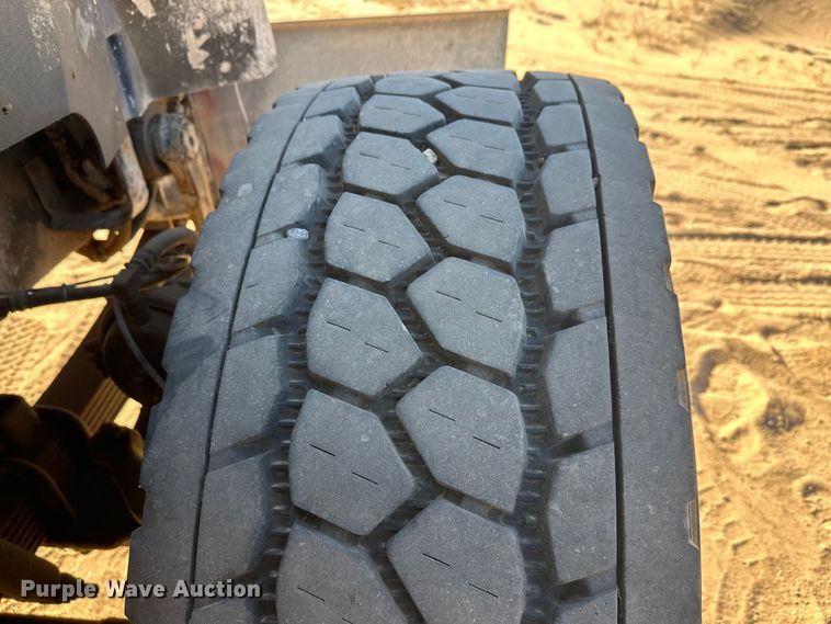 image for item DW4342 2002 International 5500i ready mix truck