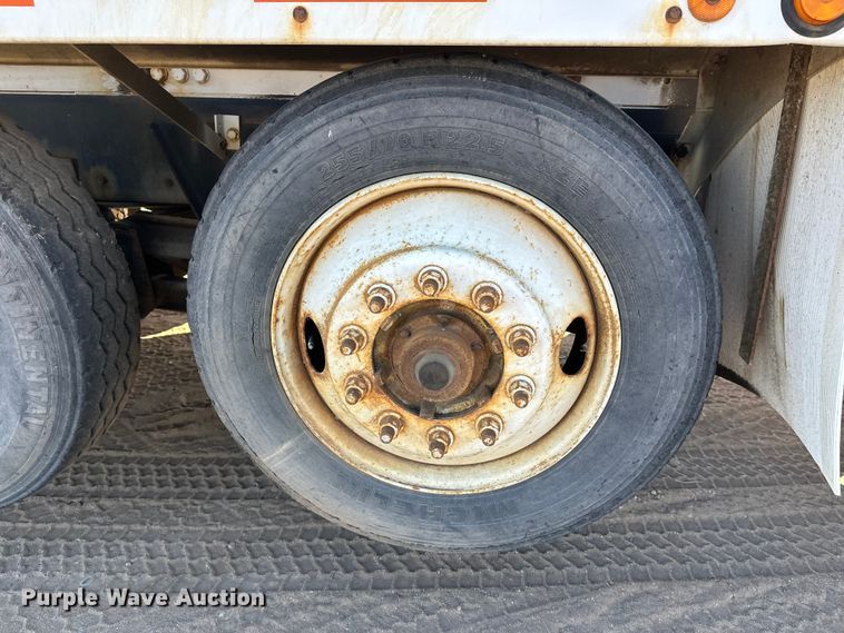 image for item DW4342 2002 International 5500i ready mix truck