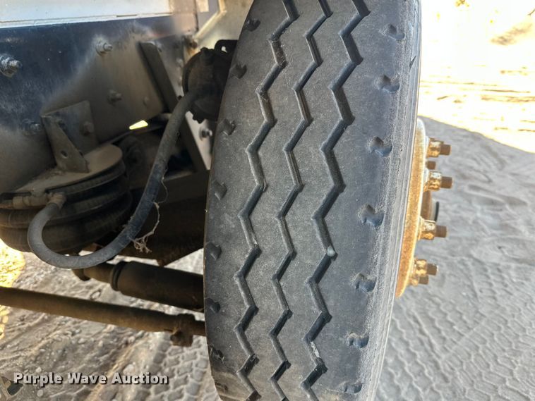 image for item DW4342 2002 International 5500i ready mix truck