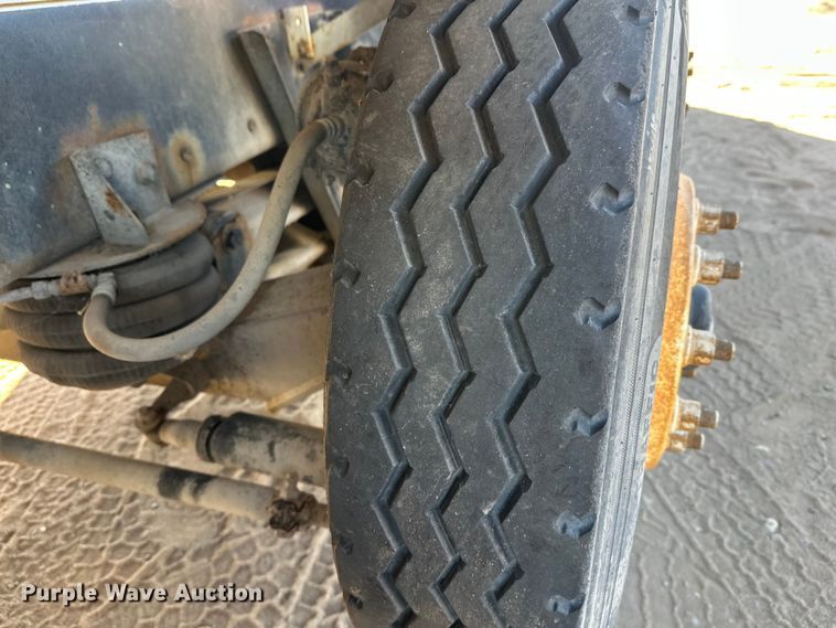 image for item DW4342 2002 International 5500i ready mix truck