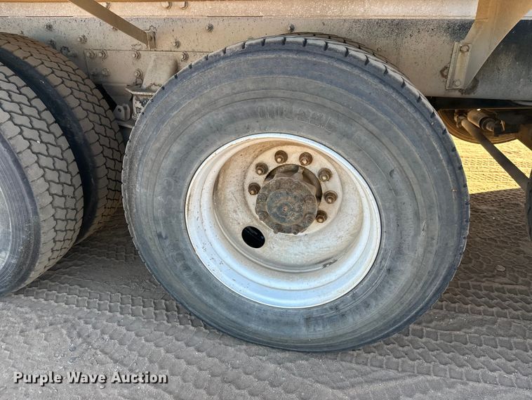 image for item DW4342 2002 International 5500i ready mix truck