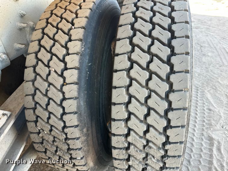 image for item DW4342 2002 International 5500i ready mix truck