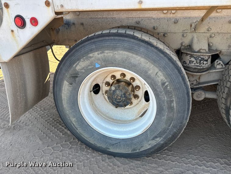 image for item DW4342 2002 International 5500i ready mix truck