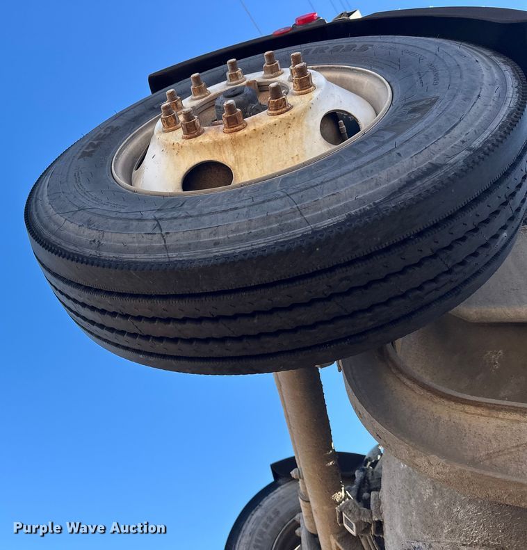 image for item DW4342 2002 International 5500i ready mix truck