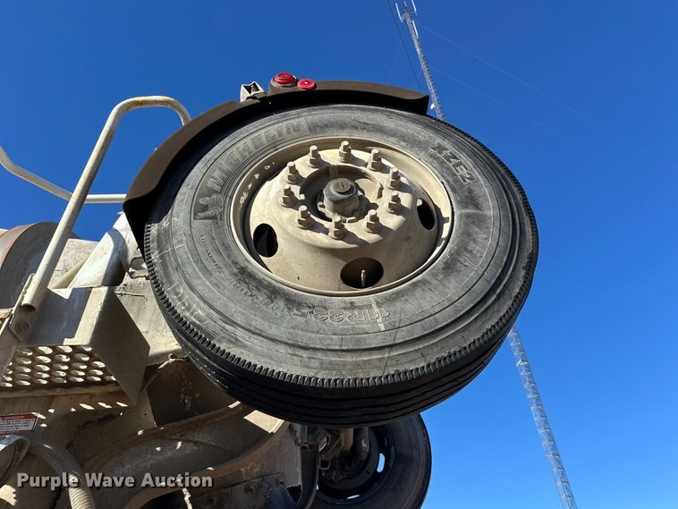 image for item DW4342 2002 International 5500i ready mix truck