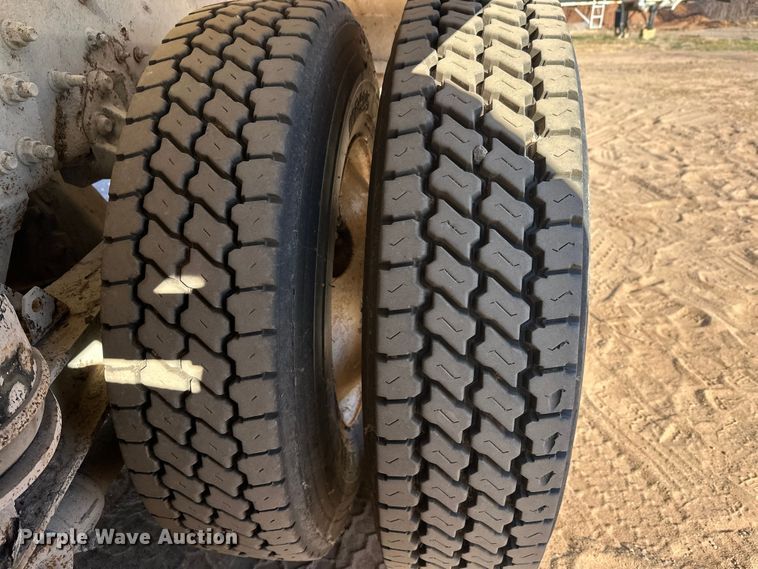 image for item DW4342 2002 International 5500i ready mix truck