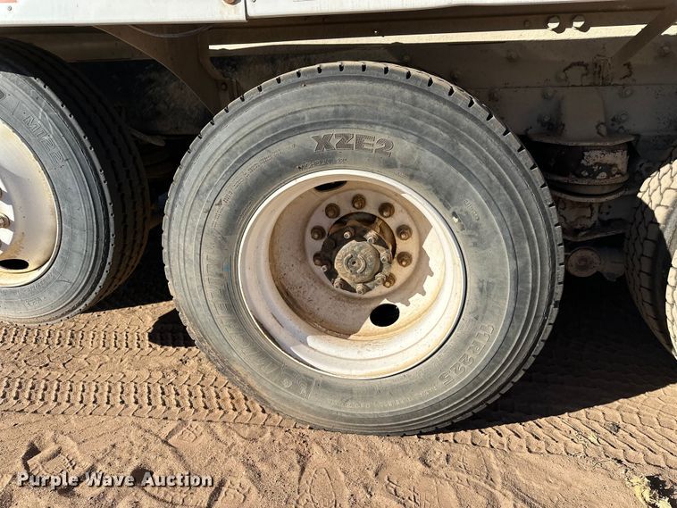 image for item DW4342 2002 International 5500i ready mix truck