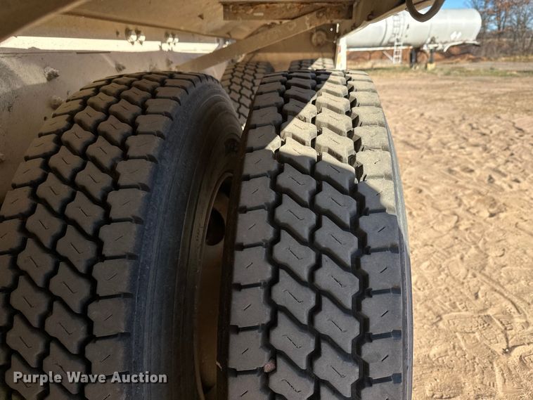 image for item DW4342 2002 International 5500i ready mix truck