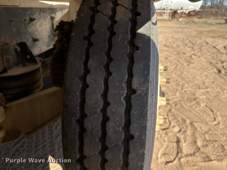 image for item DW4342 2002 International 5500i ready mix truck