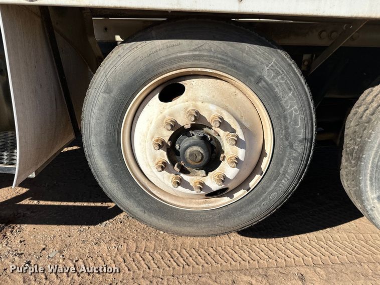 image for item DW4342 2002 International 5500i ready mix truck