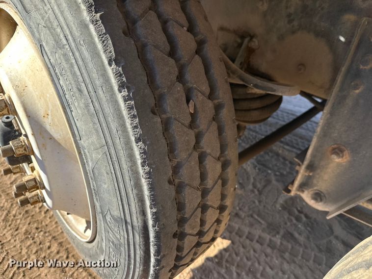 image for item DW4342 2002 International 5500i ready mix truck