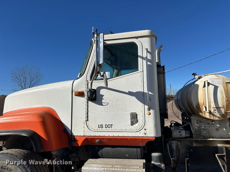 image for item DW4345 2000 International 5500i ready mix truck