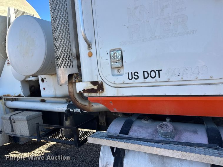 image for item DW4345 2000 International 5500i ready mix truck